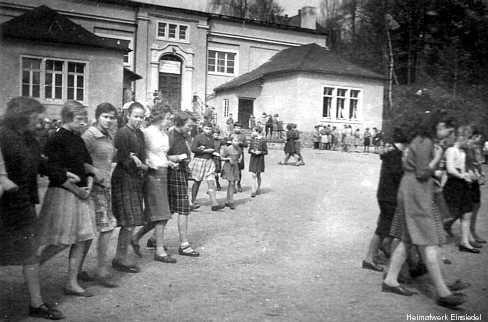 Auf dem Schulhof in Einsiedel 1960