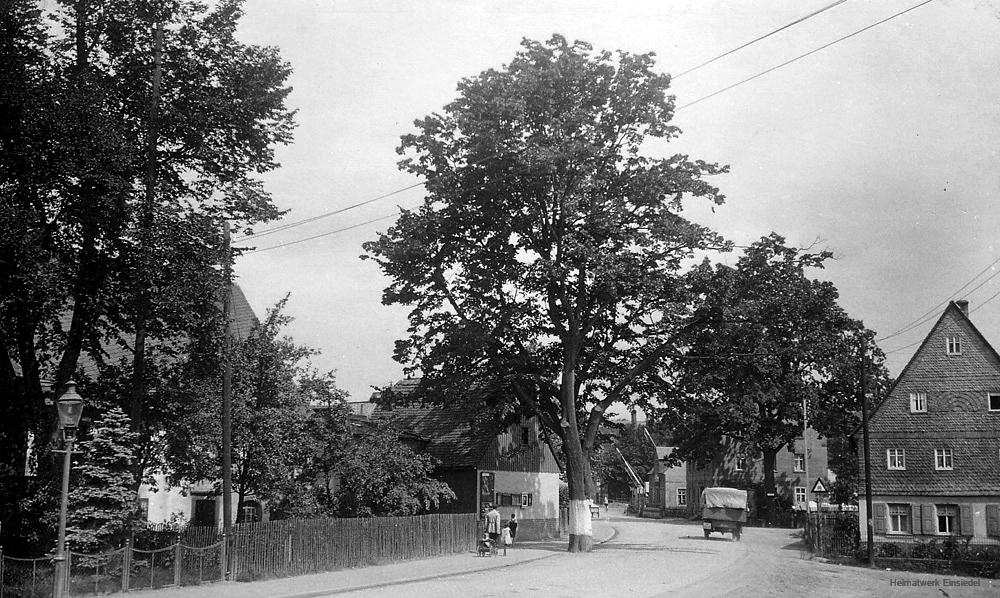 Einsiedel, Hauptstraße: Linde an der Fischer-Schmiede um 1930