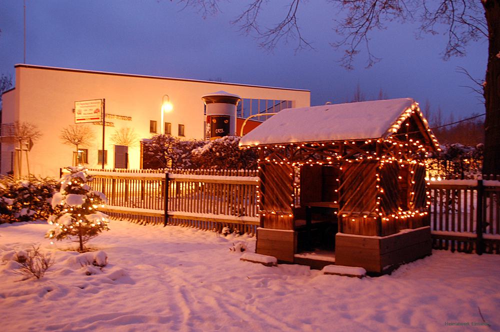 Weihnachtsschmuck an der Laube der ehemaligen Fischer-Schmiede