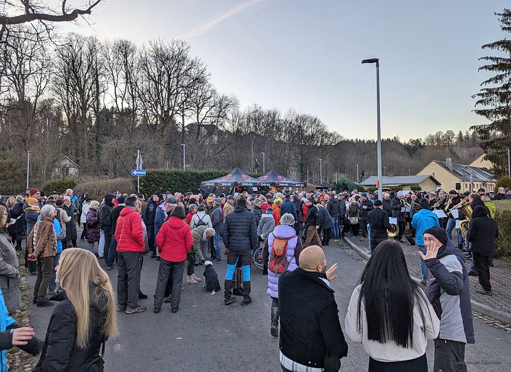 Viele Gäste beim Einsiedler Pyramidenanschieben am 1. Dezember 2024.