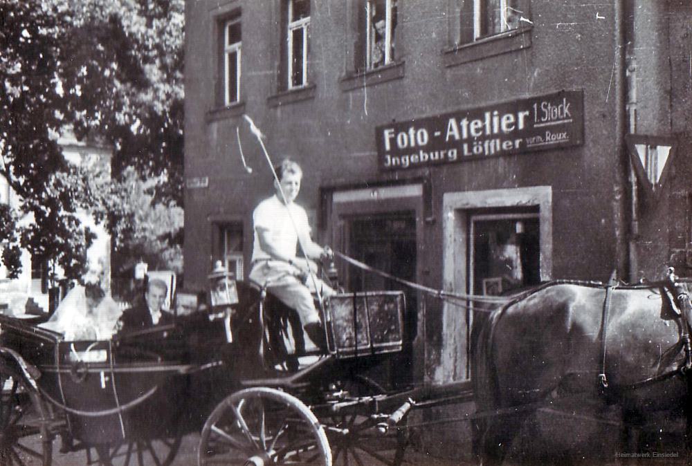 Pferdekutsche mit Brautpaar vor dem Fotoatelier Löffler-Urbahn in Einsiedel