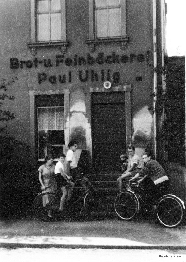 Vor der Ladentür der Brot- und Feinbäckerei Paul Uhlig.