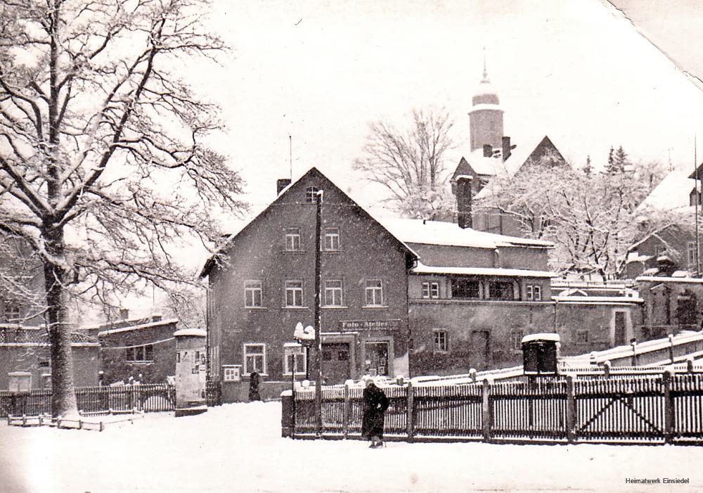 Harthauer Straße 1 in Einsiedel in den 1960er Jahren mit Fotoatelier Löffler-Urbahn.